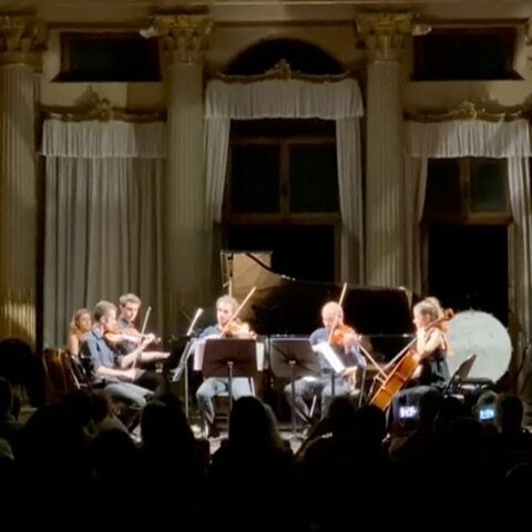 Alcuni momenti del primo concerto della II edizione de 𝐈𝐥 𝐌𝐚𝐫𝐜𝐞𝐥𝐥𝐨 𝐒𝐮𝐨𝐧𝐚 che ha inaugurato ieri con il 𝐃𝐮𝐨 𝐏𝐞𝐫𝐝𝐮𝐨 e 𝐏𝐡𝐢𝐥𝐢𝐚 𝐐𝐮𝐢𝐧𝐭𝐞𝐭 e ovviamente ai giganti Beethoven e Schumann per i preziosi capolavori di cui abbiamo potuto godere nelle note delle performance degli studenti del @conservatoriovenezia 

Un ringraziamento particolare alla consigliera Comunale Deborah Onisto che ha portato i saluti dell'Amministrazione @comunevenezia e allo sponsor @ciprianifood per il sostegno e ovviamente a tutto il pubblico presente in sala.

Questo è stato solo l’inizio…. 
Vi aspettiamo sabato 23 per il concerto 𝐌𝐮𝐬𝐢𝐜𝐚… 𝐩𝐞𝐫 𝐥𝐚 𝐧𝐨𝐛𝐢𝐥𝐭𝐚̀.

🎟 Info & biglietti sul sito 
https://www.veniceontop.com/evento/musica-per-la-nobilta/

#ilmarcellosuona #ilmarcellosuona2022 #visitbenedettomarcello #visitpalazzopisani #conservatoriobenedettomarcello #crowdfundingbenedettomarcello #crowdfundingcampaign #veniceontop