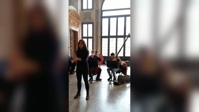 Una nuova video pillola ci anticipa i temi del concerto di domani sera, 𝐌𝐮𝐬𝐢𝐜𝐚… 𝐩𝐞𝐫 𝐥𝐚 𝐧𝐨𝐛𝐢𝐥𝐭𝐚̀.

🎟️ 𝐵𝑖𝑔𝑙𝑖𝑒𝑡𝑡𝑖 online sul sito www.veniceontop.com 

Il programma musicale del concerto di domani sera fa riferimento all’evoluzione del ruolo del musicista in relazione al rapporto che egli ha con la classe nobile. 

Da veri e propri datori di lavoro che pagavano i musicisti per scrivere musiche ed eseguirle a corte per il proprio diletto, i nobili diventano mecenati dell’artista sostenendolo e supportandolo economicamente nel lavoro di creazione.

#LeonardoPiovesan al pianoforte, iscritto al primo anno di magistrale con la prof.ssa Maria Perrotta-Pianist, proporrà la Sonata in do maggiore op.53 detta #Waldstein dall'omonimo conte a cui è dedicata e che è stato uno dei mecenati di Ludwig van Beethoven. 

Pubblicata nel 1805, rappresenta, insieme all’Appassionata (op. 57), il punto culminante della “seconda maniera” beethoveniana, in cui profondità dell’ispirazione e virtuosismo strumentale si fondono in un unico, possente blocco di stupefacente modernità.

L’#EnsembleMilanuzzi invece eseguirà prevalentemente brani profani della Venezia del 1600 attraverso alcuni dei maggiori autori del tempo come #ClaudioMonteverdi, Pier Francesco Cavalli la compositrice #BarbaraStrozzi e Carlo Milanuzzi.

Maria Chiara Ardolino e Chiara Spizzo soprani, Annachiara Mondin flauti dolci, Sebastiano Franz violino barocco, Alberto Casarin viola da gamba, Alvise Zanella tiorba e chitarra barocca e Andrea Bozzato clavicembalo si sono costituiti in ensemble all’interno del Dipartimento di Musica Antica del Conservatorio. 

Quest’anno ha partecipato alle “Giornate europee del Patrimonio” al Museo di Palazzo Grimani di Venezia.
_
Un progetto di @conservatoriovenezia 
Patrocinato da @comunevenezia @lecittainfesta
Con il sostegno di @ciprianifood
Media partner @venezia360 
Campagna di crowdfunding del Conservatorio @veniceontop 
_
#ilmarcellosuona #ilmarcellosuona2022 #visitbenedettomarcello #visitpalazzopisani #conservatoriobenedettomarcello #crowdfundingbenedettomarcello #crowdfundingcampaign #veniceontop
