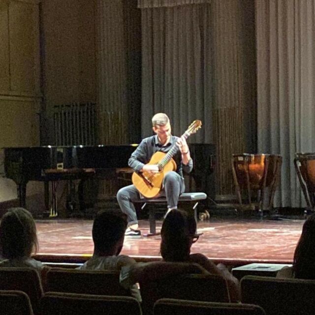 Alcuni momenti dal concerto di ieri sera 𝐃𝐚 𝐎𝐫𝐢𝐞𝐧𝐭𝐞 𝐞 𝐝𝐚 𝐎𝐜𝐜𝐢𝐝𝐞𝐧𝐭𝐞 che ha visto protagonisti sul palco del Salone dei Concerti di Palazzo Pisani, gli studenti del @conservatoriovenezia :

𝐄𝐥𝐢𝐝𝐚 𝐅𝐞𝐭𝐚𝐡𝐨𝐯𝐢𝐜𝐡 𝐞 𝐅𝐫𝐚𝐧𝐜𝐢𝐬𝐜𝐨 𝐁𝐮𝐥𝐥𝐨́𝐧 𝐀𝐧𝐝𝐫𝐞𝐮 | pianoforte a 4 mani
�𝐆𝐢𝐮𝐬𝐞𝐩𝐩𝐞 𝐔𝐠𝐨 𝐌𝐚𝐳𝐳𝐨𝐧𝐞 | chitarra

𝐏𝐞𝐫𝐩𝐞𝐭𝐮𝐨 𝐒𝐚𝐱𝐨𝐩𝐡𝐨𝐧𝐞 𝐪𝐮𝐚𝐫𝐭𝐞𝐭
Maria Gabriella Petruzzi | sax soprano�Luca Boscolo | sax contralto�Martino Luxich | sax tenore�Samuele Molinari | sax baritono

Scopri le prossime date dei concerti ed i programmi sul sito www.veniceontop.com