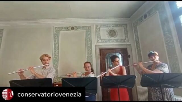 Ultimo concerto de 𝐈𝐥 𝐌𝐚𝐫𝐜𝐞𝐥𝐥𝐨 𝐒𝐮𝐨𝐧𝐚 sabato 6 agosto ore 21:00 al @conservatoriovenezia 

In questa pillola video alcune anticipazioni sul programma del concerto 𝐍𝐨𝐯𝐞𝐜𝐞𝐧𝐭𝐨 𝐈𝐈 che vedrà alternarsi sul palco del Salone dei Concerti:

𝐔𝟏𝟎𝟒 𝐐𝐮𝐚𝐫𝐭𝐞𝐭
Andrea Piazza | flauto
Aida Vitturi | flauto
Nives Acquaviva | flauto
Greta Beghella Bartoli | flauto

EUGENE BOZZA (1905-1991)
Jour d’été à la montagne Pastorale
Au bord du torrent
Le chant des forêtes Ronde

MARC BERTHOMIEU (1906-1991)
Chats
Persan bleu Puma Siamois Lynx
Chat perché
___
𝐋𝐞𝐨𝐧𝐚𝐫𝐝𝐨 𝐅𝐫𝐚𝐧𝐜𝐞𝐬𝐜𝐨𝐧 | pianoforte

ALEXANDR SCRIABIN (1872-1915)
Notturno op. 9 per la mano sinistra

MAURICE RAVEL (1875-1937)
Sonatina
Modéré
Mouvement de menuet Animé
___
𝐅𝐚𝐧𝐭𝐚 𝐓𝐫𝐢𝐨
Martino Luxich e Samuele Molinari | sassofoni
Celeste Sartori | pianoforte

DANIEL SCHNYDER (1961)
Trio per due sassofoni e pianoforte
___
🎫 Biglietti disponibili online sul sito 
https://www.veniceontop.com/evento/novecento-ii/
_
Patrocinato da Comune di Venezia @lecittainfesta 
Con il sostegno di @ciprianifood 
Media partner @venezia360 
#veniceontop è la Campagna di crowdfunding del Conservatorio di Musica Benedetto Marcello di Venezia
