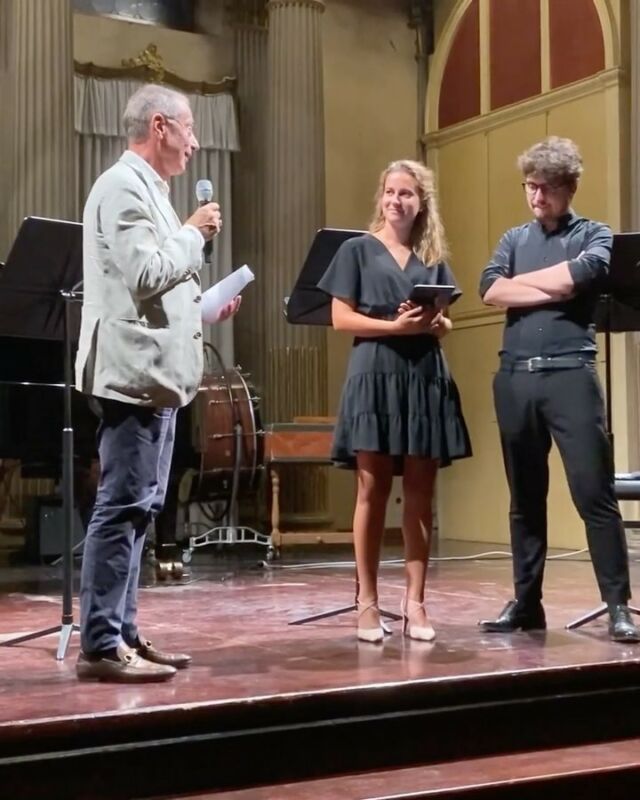 Il bellissimo discorso di Fabio Moretti, nuovo presidente del @conservatoriovenezia ad apertura dell’ultimo concerto della seconda edizione della rassegna musicale Il Marcello Suona.
Emozionato nel suo primo intervento pubblico in carica di Presidente, Moretti non ha mancato di ringraziare gli @studenti_benedettomarcello per la scelta originale e l’esecuzione dei brandi in programma, dal Novecento. 
Nel suo discorso il Presidente ha ringraziato gli studenti per ricordare, con la loro partecipazione alla rassegna musicale, come lo studio sia centrale nel coltivare il talento per poter intraprendere un percorso professionale e l’importanza dei ruoli, che nell’esecuzione musicale è resa evidente, ma anche nella vita di tutti i giorni vince chi sa mettere a disposizione il proprio ruolo in un sistema più ampio di lavoro in team. Ed è nel rispetto e nelle conoscenze del lavoro degli altri e con gli altri che si raggiunge il successo. 
Parole che hanno trovato piena condivisione nell’entusiasmo del pubblico in sala che ha apprezzato la serata musicale e le magnifiche performance degli studenti del Conservatorio di Musica Benedetto Marcello.

Stiamo già lavorando per il programma della terza edizione 2023. Continuate a seguirci…

#ilmarcellosuona #ilmarcellosuona2022 #visitbenedettomarcello #visitpalazzopisani #conservatoriobenedettomarcello #crowdfundingbenedettomarcello #crowdfundingcampaign #veniceontop