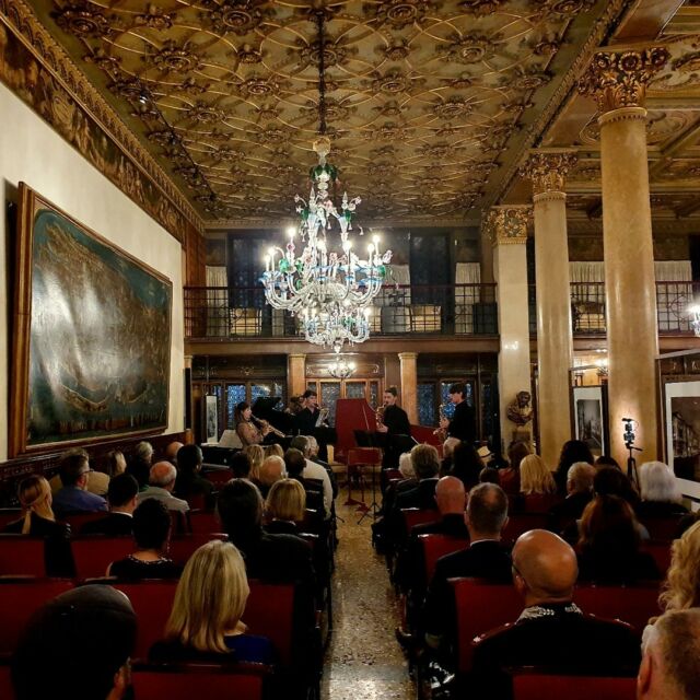 Punta di diamante dell’ospitalità veneziana e non solo, e “salotto glamour” dell’èlite cittadina fin dal 1822, l’Hotel Danieli, a Luxury Collection Hotel (@hoteldanieli) , parte del portfolio di Marriott Bonvoy, è stato da sempre crocevia di eleganza, ed all’apice di cronache mondiali anche per le grandi storie d’amore. 

Questo Hotel ospitò tra l’altro, e fu luogo di incontro di personaggi illustri come: Richard Wagner , Gabriele D’annunzio ed Eleonora Duse, Maria Callas ed Aristotele Onassis, Charlie Chaplin, Nelson Mandela, Greta Garbo, Sofia Loren, Elsa Maxwell e molti altri ancora. 

In occasione del “Bicentenario” lo scorso 24 ottobre 2022, il Direttore Claudio Staderini e numerosi ospiti hanno partecipato ad 𝐮𝐧𝐚 𝐬𝐞𝐫𝐚𝐭𝐚 𝐜𝐞𝐥𝐞𝐛𝐫𝐚𝐭𝐢𝐯𝐚 𝐨𝐦𝐚𝐠𝐠𝐢𝐚𝐧𝐝𝐨 𝐥𝐚 𝐠𝐫𝐚𝐧𝐝𝐢𝐨𝐬𝐚 𝐬𝐭𝐨𝐫𝐢𝐚 𝐝𝐞𝐥 𝐃𝐚𝐧𝐢𝐞𝐥𝐢 𝐜𝐨𝐧 𝐮𝐧 𝐜𝐨𝐧𝐜𝐞𝐫𝐭𝐨, 𝐚𝐥𝐥’𝐢𝐧𝐭𝐞𝐫𝐧𝐨 𝐝𝐞𝐥 𝐒𝐚𝐥𝐨𝐧𝐞 𝐃𝐚𝐧𝐝𝐨𝐥𝐨, 𝐞𝐬𝐞𝐠𝐮𝐢𝐭𝐨 𝐝𝐚 𝐬𝐭𝐮𝐝𝐞𝐧𝐭𝐢 𝐨 𝐝𝐢𝐩𝐥𝐨𝐦𝐚𝐭𝐢 𝐝𝐞𝐥 𝐂𝐨𝐧𝐬𝐞𝐫𝐯𝐚𝐭𝐨𝐫𝐢𝐨 𝐢𝐧𝐭𝐫𝐨𝐝𝐨𝐭𝐭𝐢 𝐝𝐚 𝐅𝐢𝐥𝐢𝐩𝐩𝐨 𝐌𝐞𝐫𝐥𝐨 𝐜𝐨𝐧 𝐦𝐮𝐬𝐢𝐜𝐡𝐞 𝐝𝐞𝐝𝐢𝐜𝐚𝐭𝐞 𝐞 𝐬𝐭𝐮𝐝𝐢𝐚𝐭𝐞 𝐩𝐞𝐫 𝐥’𝐨𝐜𝐜𝐚𝐬𝐢𝐨𝐧𝐞, secondo il seguente programma: Maria Chiara Ardolino e Alberto Maron : Monteverdi, Voglio di vita uscir, SV 337 Haendel, Scherza in mar la navicella, da Lotario; Caterina Marchesini e Giuseppe Grippi: L’aria Il sogno di Elsa, dal Lohengrin di Richard Wagner – O cielo dove son io? Aroldo Verdi; Perpetuo Saxophone quartet: Martino Luxich, Maria Gabriella Petruzzi, Luca Boscolo, Samuele Molinari; Rossini per Quattro – G. di Bacco Carmen Fantasy – Yasuhide Ito – Suite Hellenique – Pedro Iturralde. 
L’iniziativa rientra all’interno del progetto di crowdfunding e fundraising Venice On Top del Conservatorio Benedetto Marcello di Venezia.

Articolo completo di @paese_roma a questo link: https://bit.ly/3sYlp0z

#hoteldanielivenice #veniceontop #visitbenedettomarcello #visitpalazzopisani #conservatoriobenedettomarcello #crowdfundingbenedettomarcello #crowdfundingcampaign